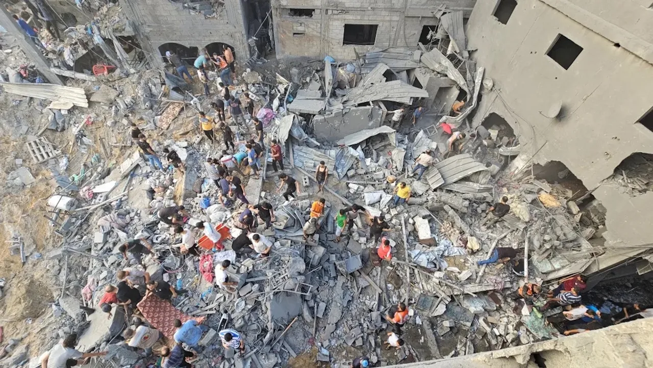Israeli warplanes hit refugee camps in Gaza Strip, killing scores