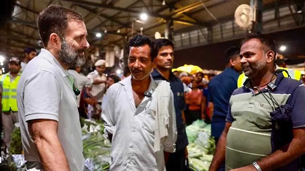 Rahul Gandhi visits Azadpur Mandi