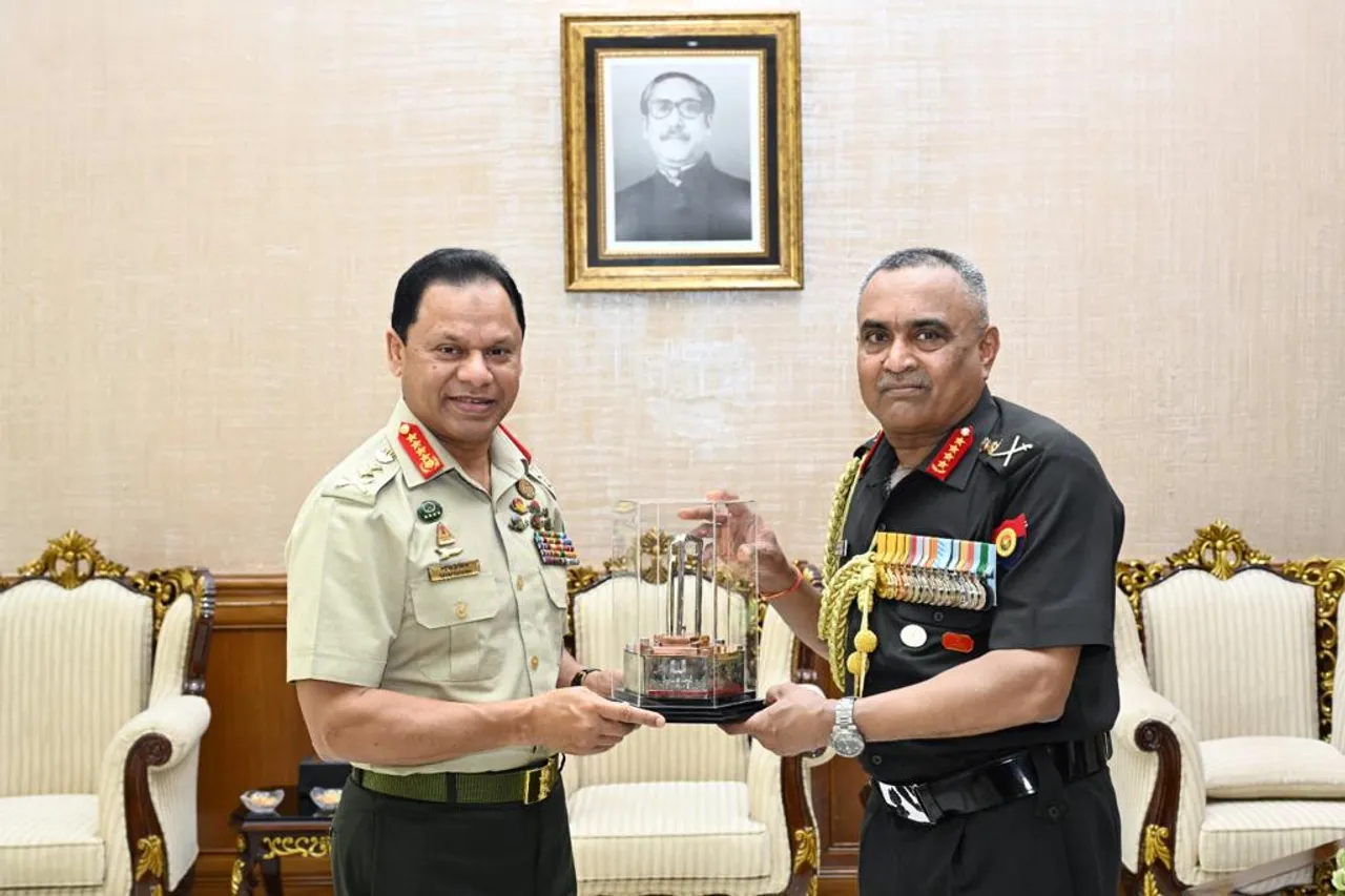 Indian Army chief meets Bangladeshi counterpart; discusses issues of mutual interest