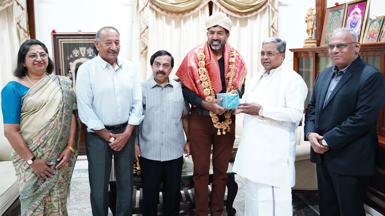 World number one in doubles and two-time Tennis Grand Slam champion Rohan Bopanna with Karnataka Chief Minister Siddaramaiah