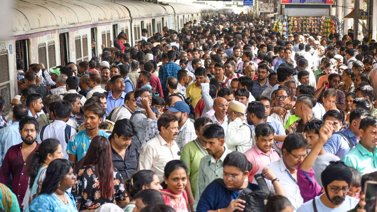 A crowded Byculla Station during the 63-hour mega block on the Central Railway for extension work of platforms to accommodate 24-coach trains, in Mumbai