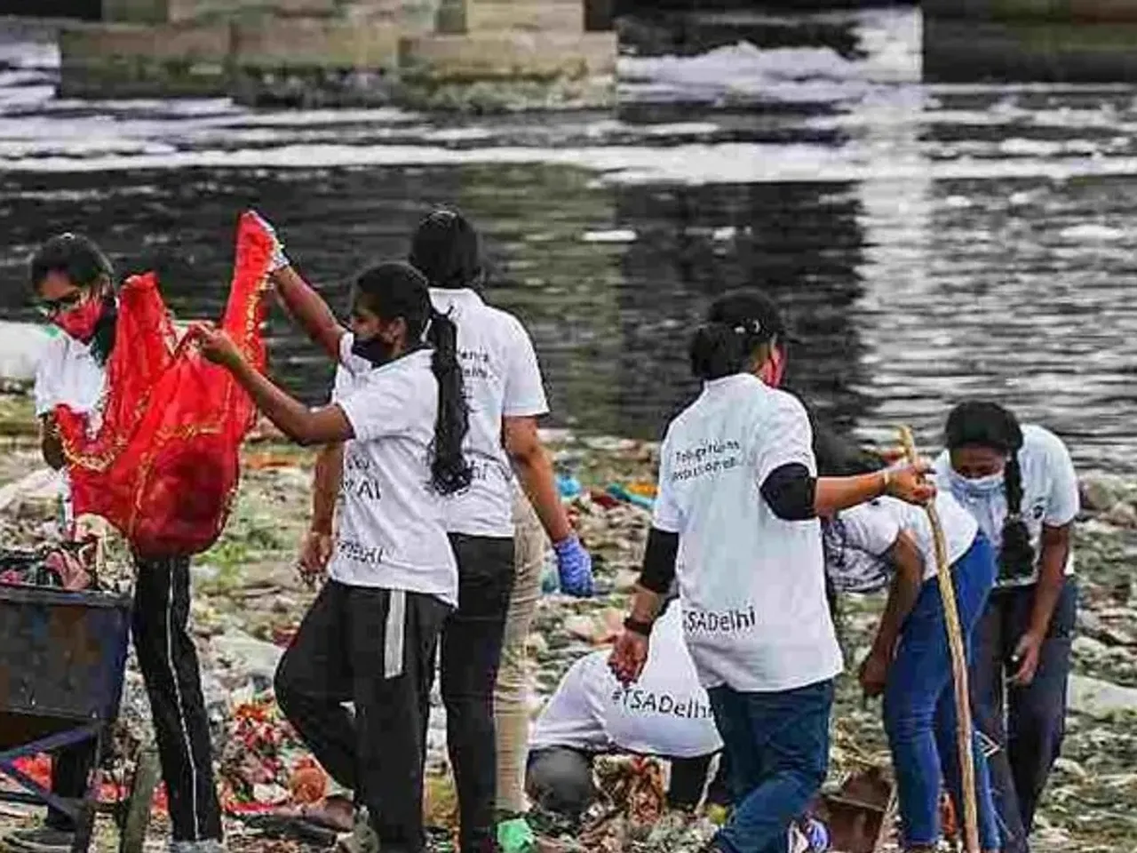 People form human chain along Yamuna to save river from heavy pollution