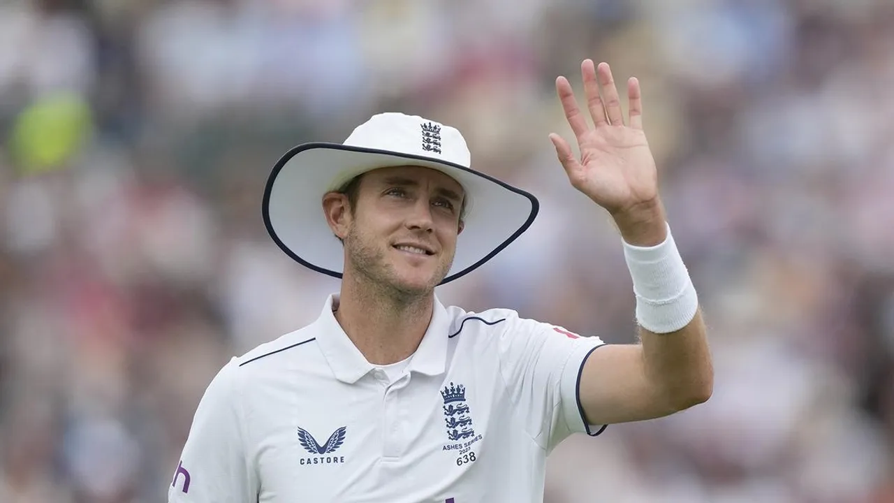 England’s Stuart Broad waves the crowd duringfifth Ashes Test match between England and Australia.