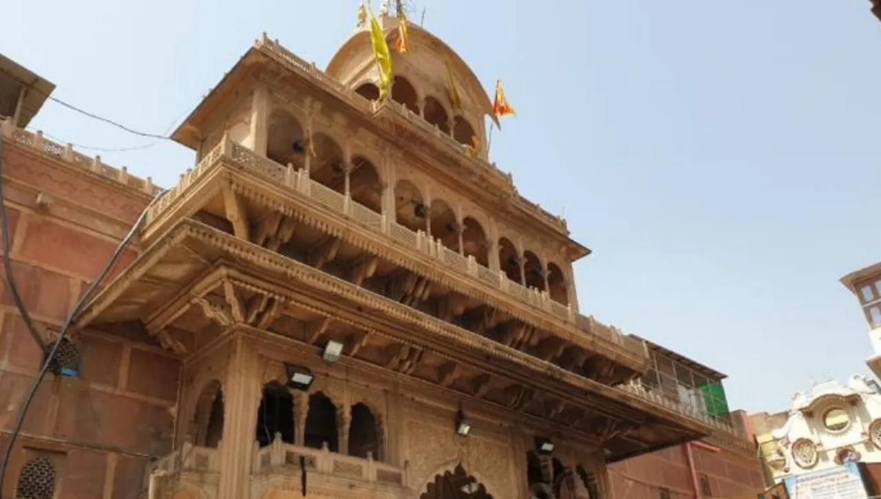 Banke Bihari temple in Mathura.jpg