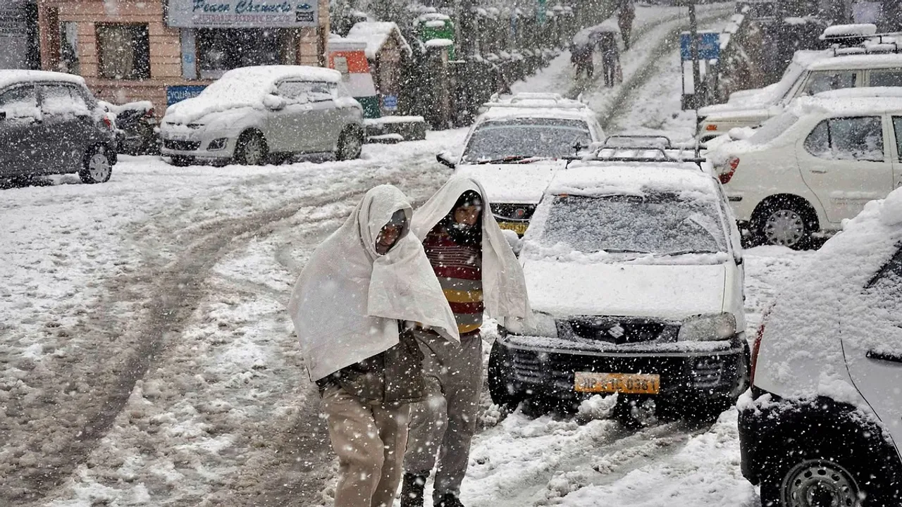 Shimla receives season's first snowfall, over 240 roads blocked in Himachal due to rain, snow