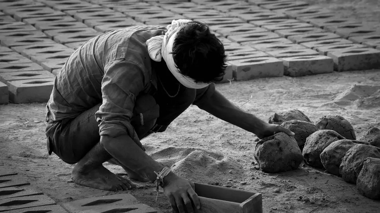 Bonded labour making clay bricks
