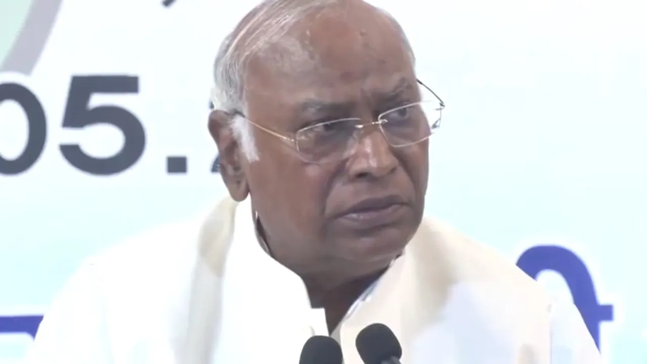 Congress president Mallikarjun Kharge addressing an election rally in Bihar