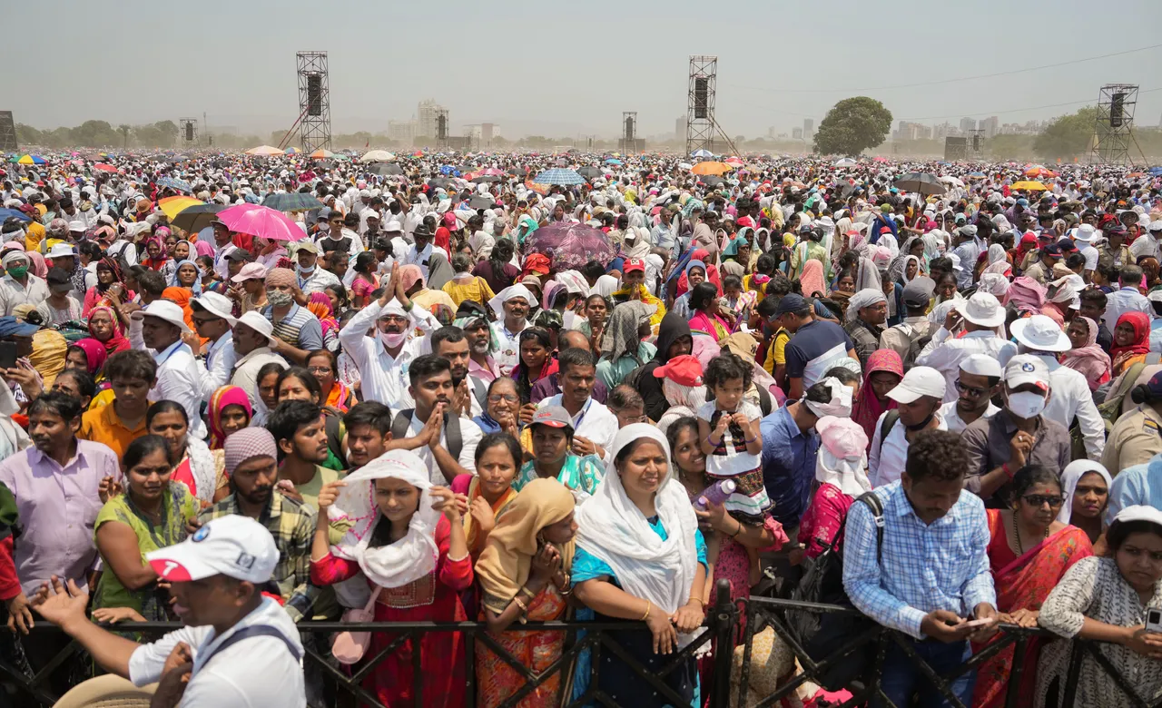 Maharashtra Bhushan Crowd