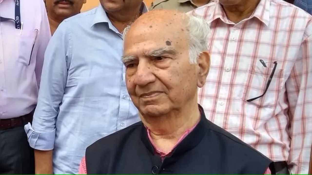 Former HP CM Shanta Kumar rues state of politics, targets own party as well