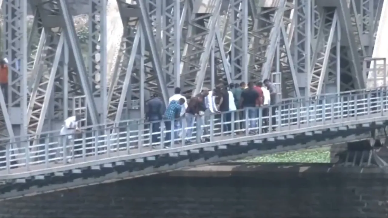 The Crime Branch team reaches the Tapi river bank in Surat, Gujarat, to search for the gun