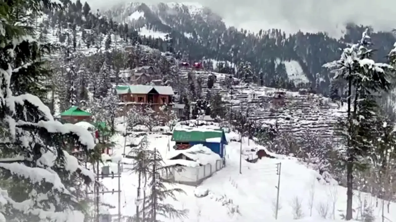 Snowfall, rain bring relief to Kashmir after record high temperatures
