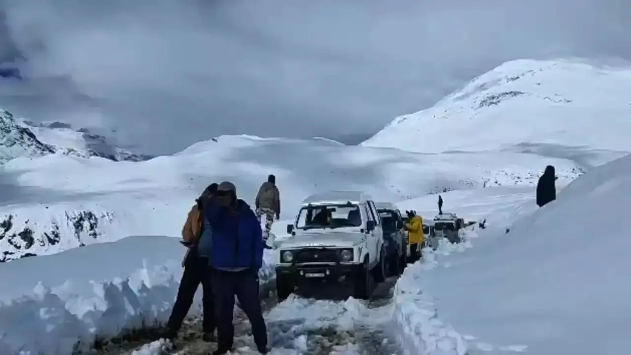 Himachal minister reaches Chandertal to aid rescue of 290 stranded tourists