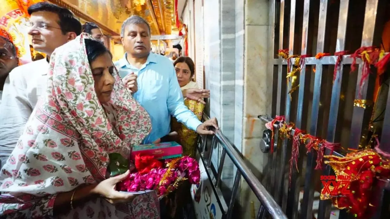 Delhi CM Arvind Kejriwal’s wife Sunita Kejriwal offers prayer at Hanuman Temple in Connaught Place on the occasion of Hanuman Jayanti, in New Delhi,Tuesday, April 23, 2024