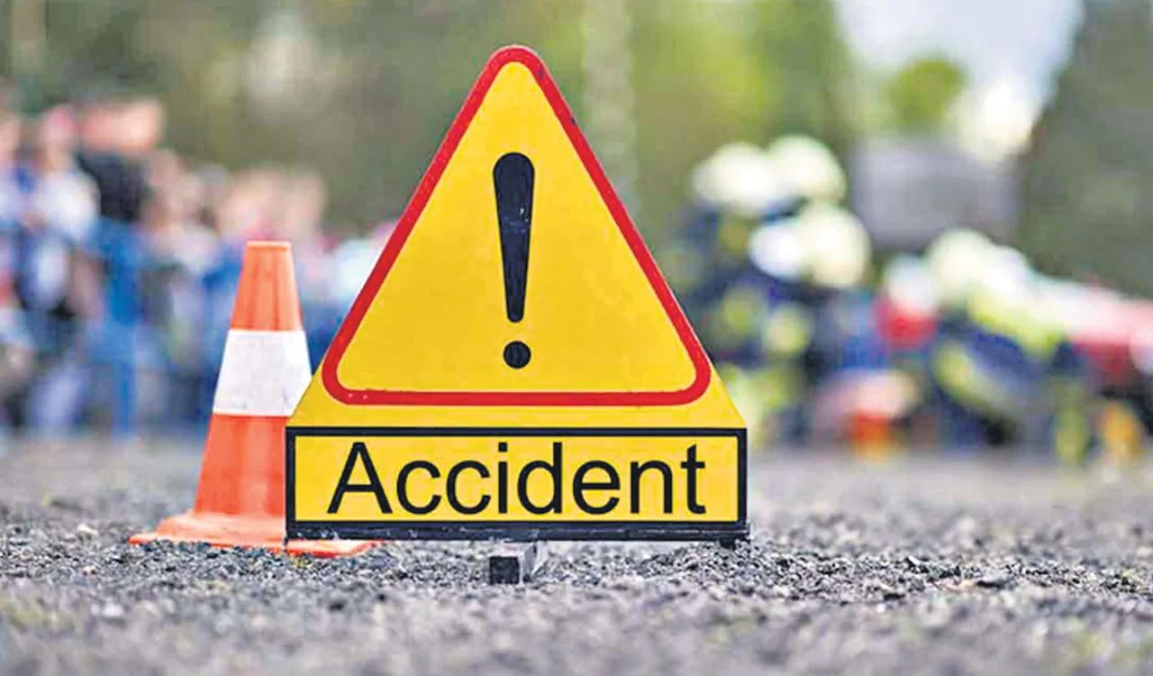 Car overturns on Eastern Express highway in Thane; couple escapes unhurt