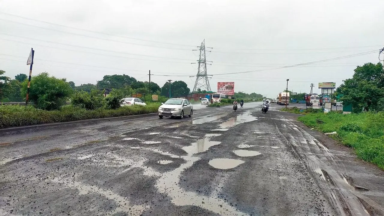 Pothole Mumbai Goa National Highway.jpg