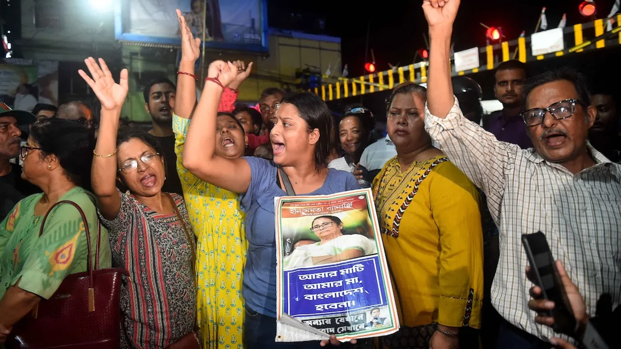 People raising slogans near Chief Minister Mamata Banerjee's house in Kolkata on Monday, September 16, 2024.