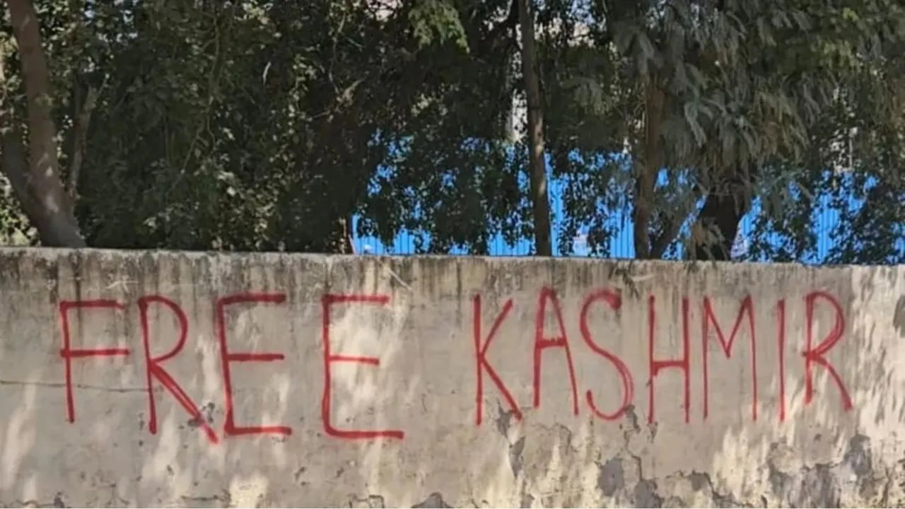 Free Kashmir graffiti in Delhi