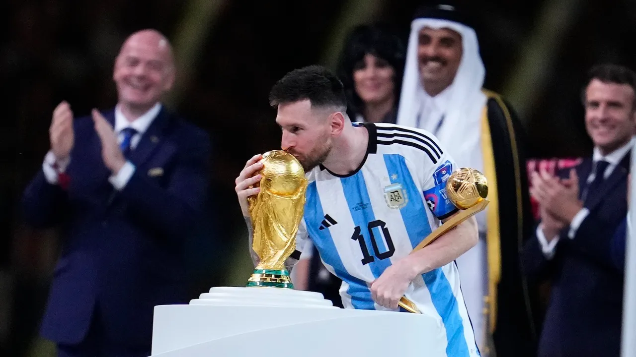 Lionel Messi kisses World Cup