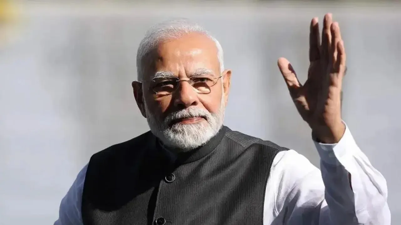 Narendra Modi waiving.jpg