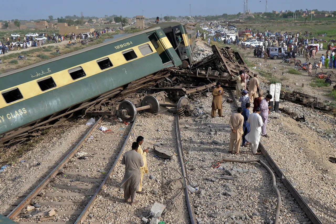Pakistan train derailed