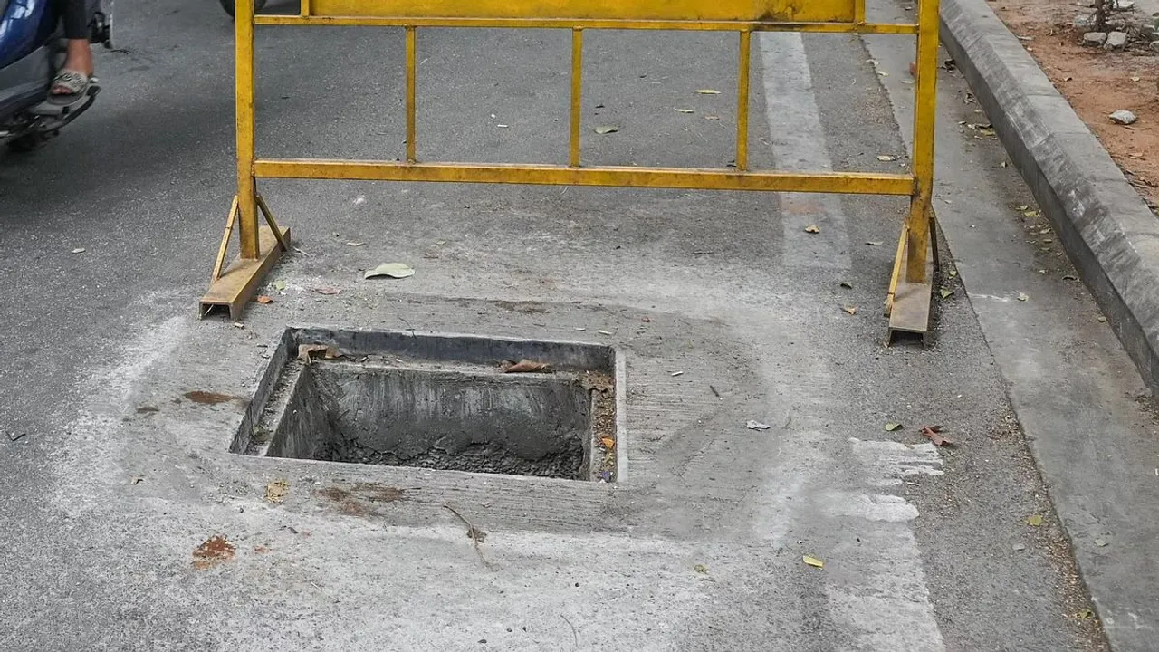Man dies, another injured while cleaning sewage line at Delhi mall