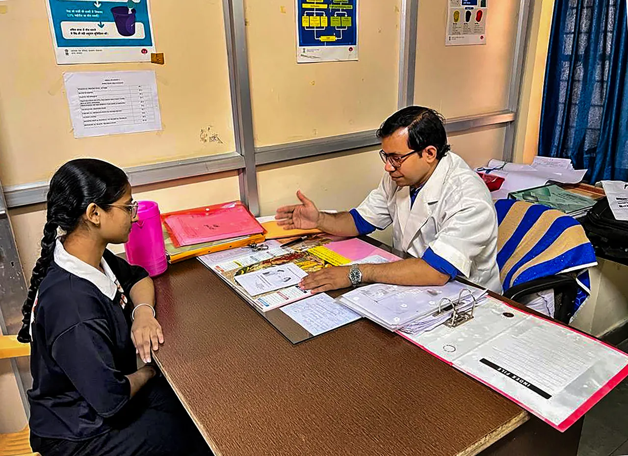 Psychologist Dinesh Sharma counselling coaching students in Kota