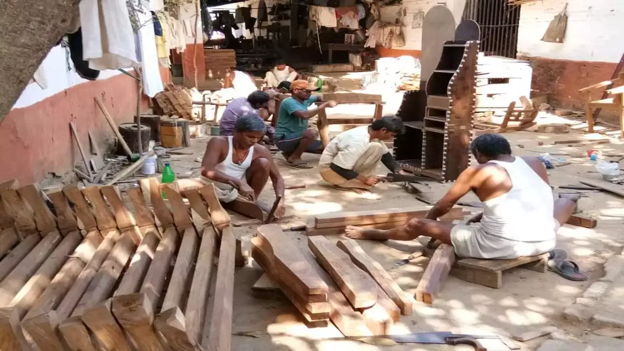 Prisoners make high quality furniture for Nagpur court under rehabilitation programme