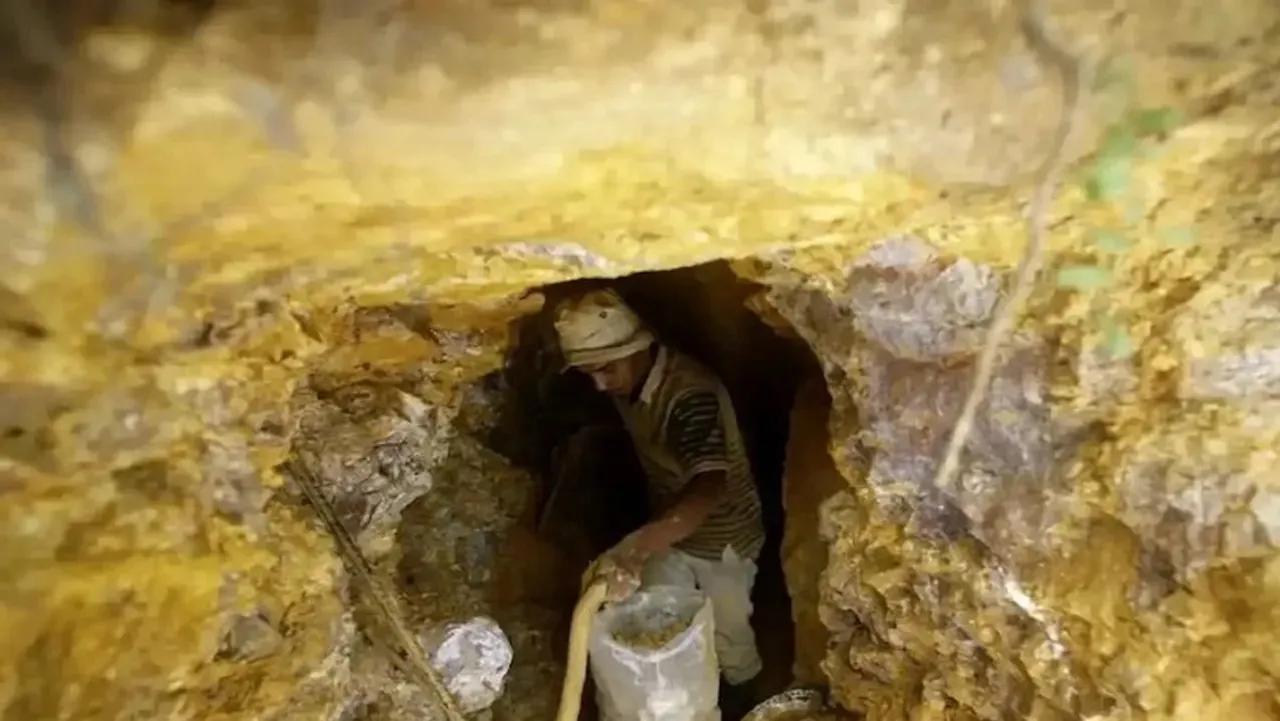 Gold mining Andhra Pradesh.jpg