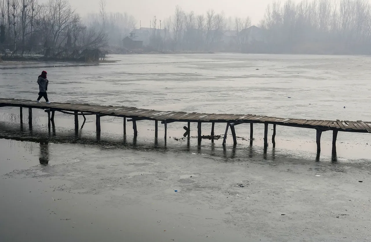 Cold winter in Srinagar Jammu Kashmir Dal lake