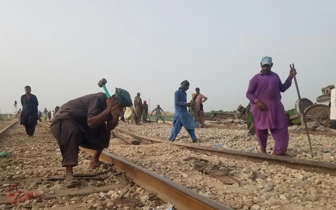 Railway tracks Pakistan.jpg