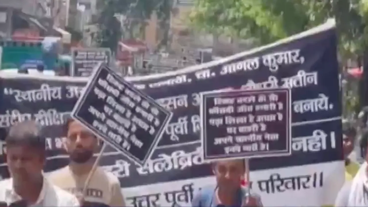 Congress workers protest near Kanhaiya Kumar's office in Northeast Delhi, demand local candidate