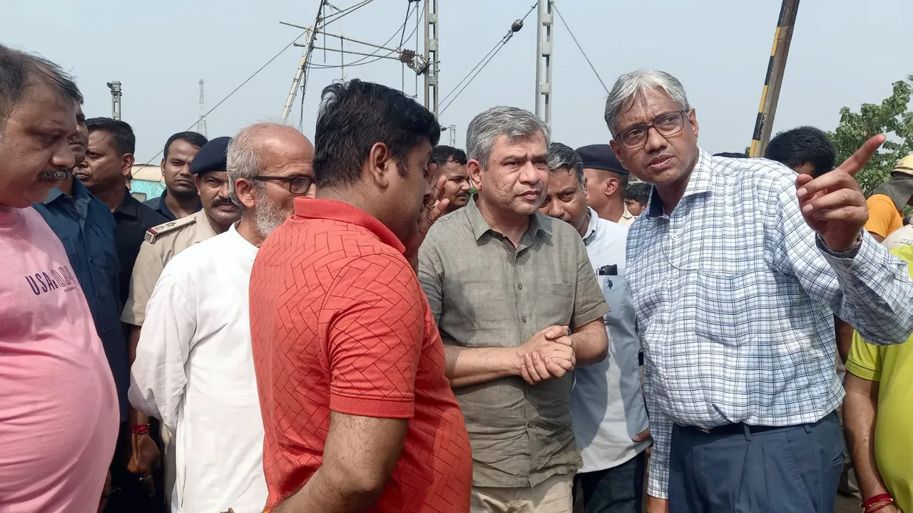 Railways Minister Ashwini Vaishnaw with West Bengal BJP President Sukanta Majumdar visits the site