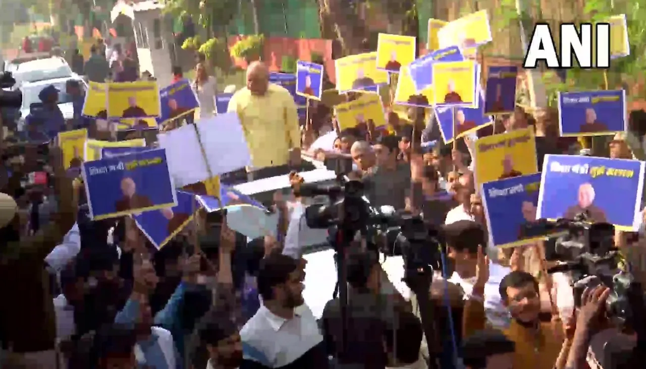 'Celebration of corruption': Rally, Raj Ghat before Sisodia reaches CBI