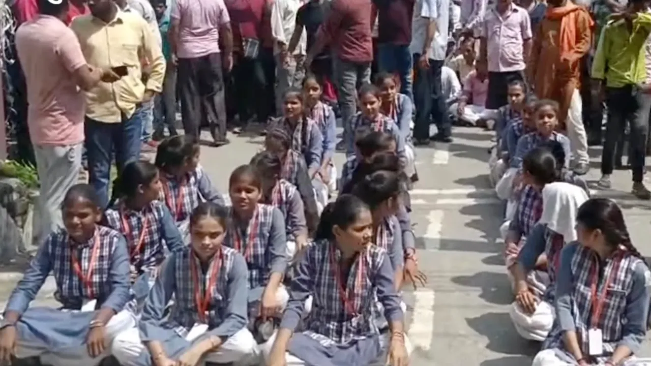 rampur school students protest outside police station