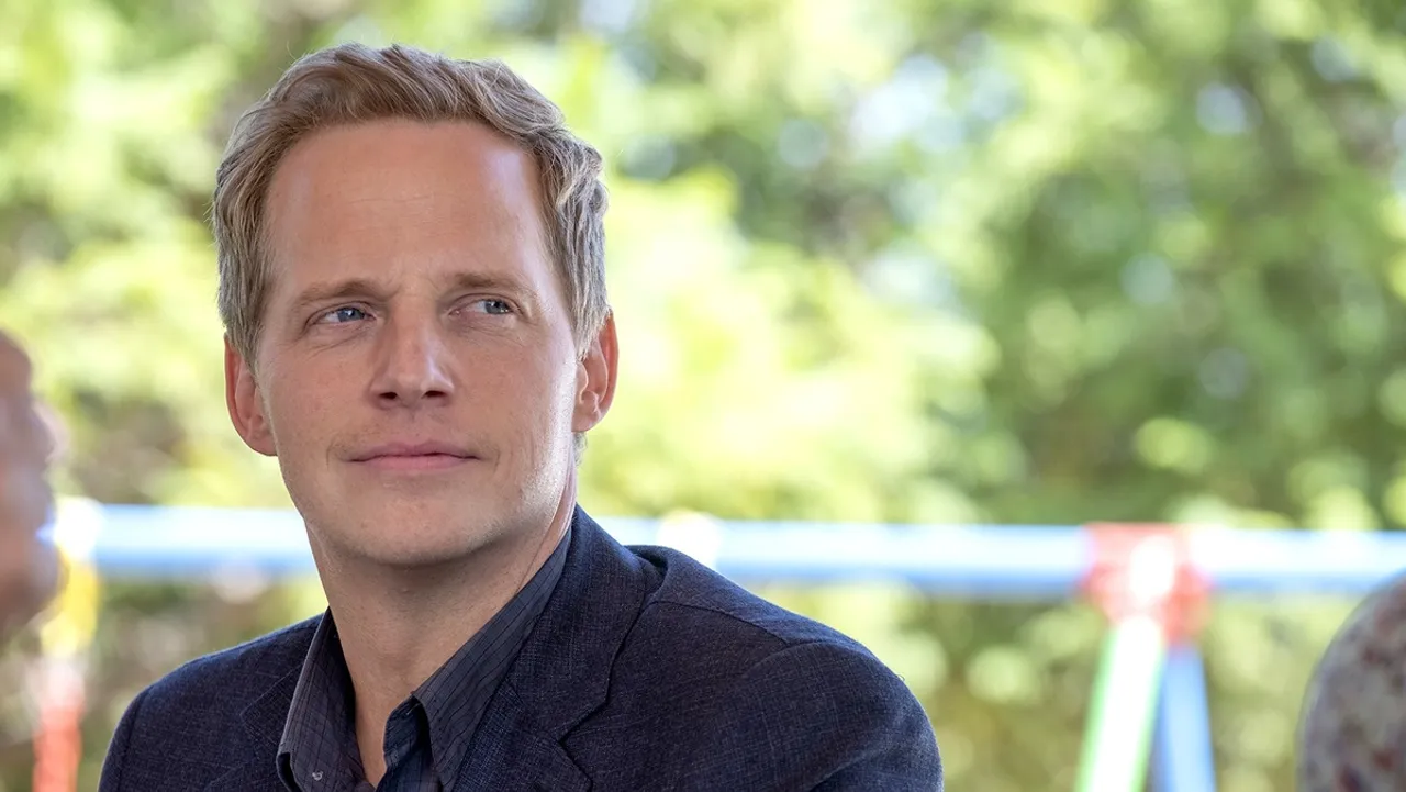 Chris Geere to join Amy Schumer in upcoming film 'Kinda Pregnant'