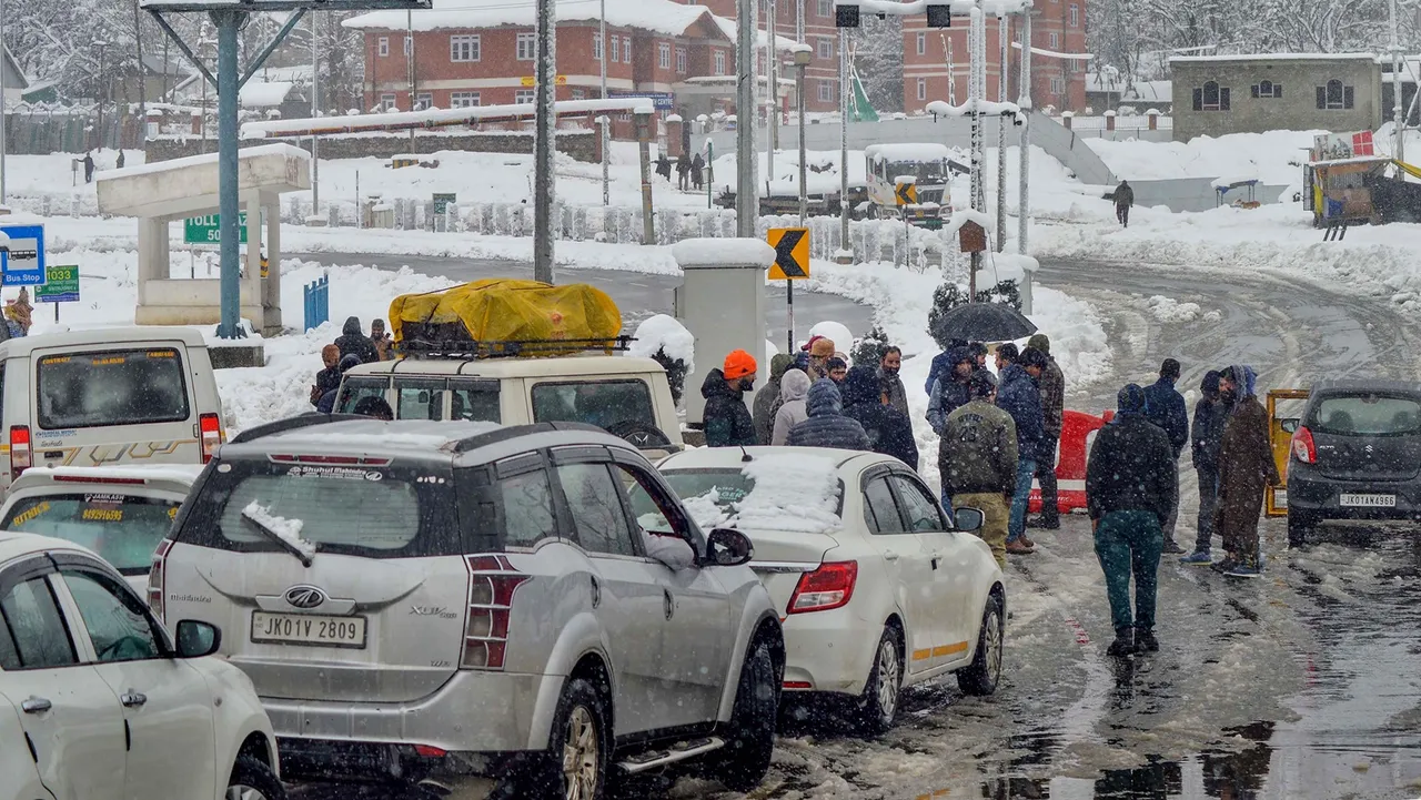 Vehicles stranded on Jammu-Srinagar national highway after it was closed for traffic following snowfall, in Jammu & Kashmir