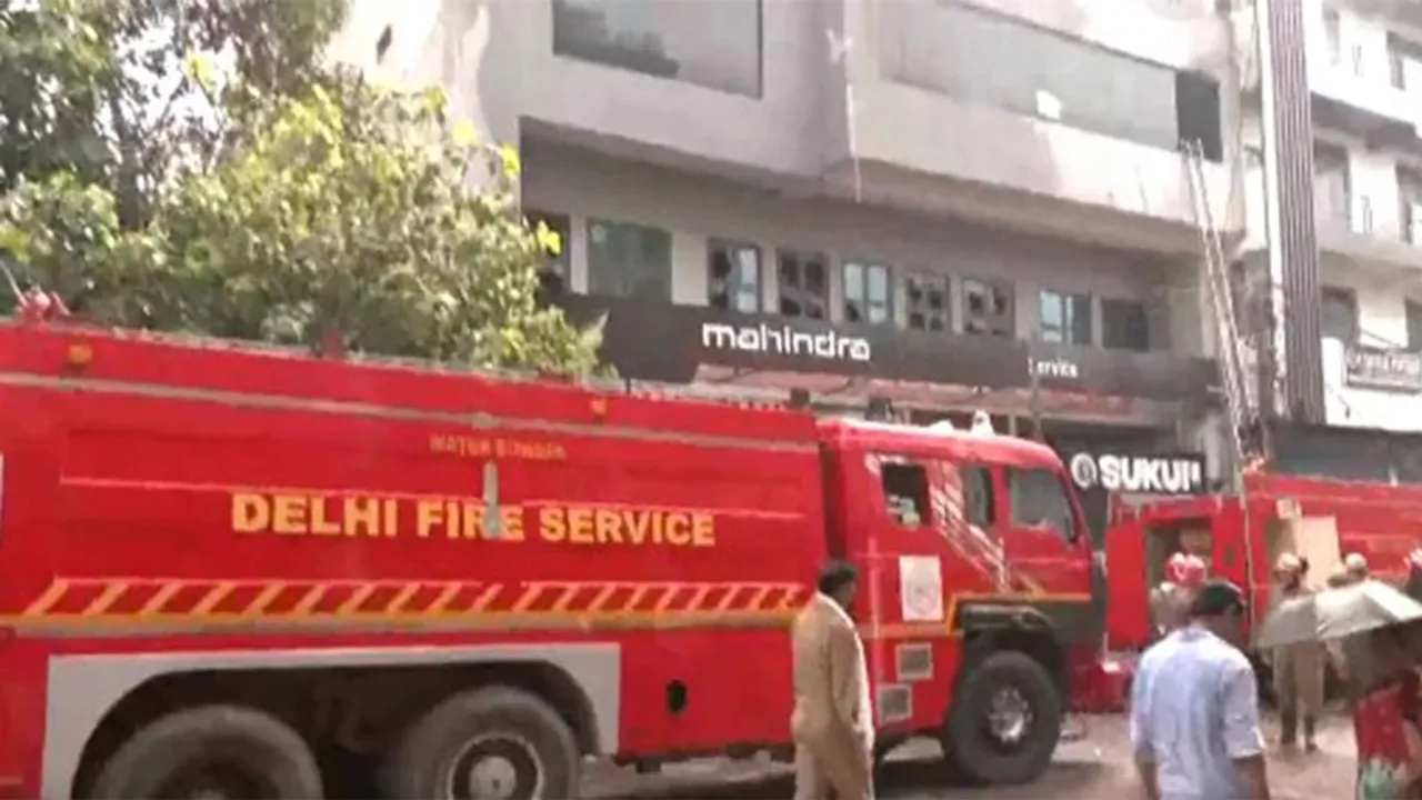 New Delhi: Fire at car service centre in Mayapuri, 20 vehicles gutted