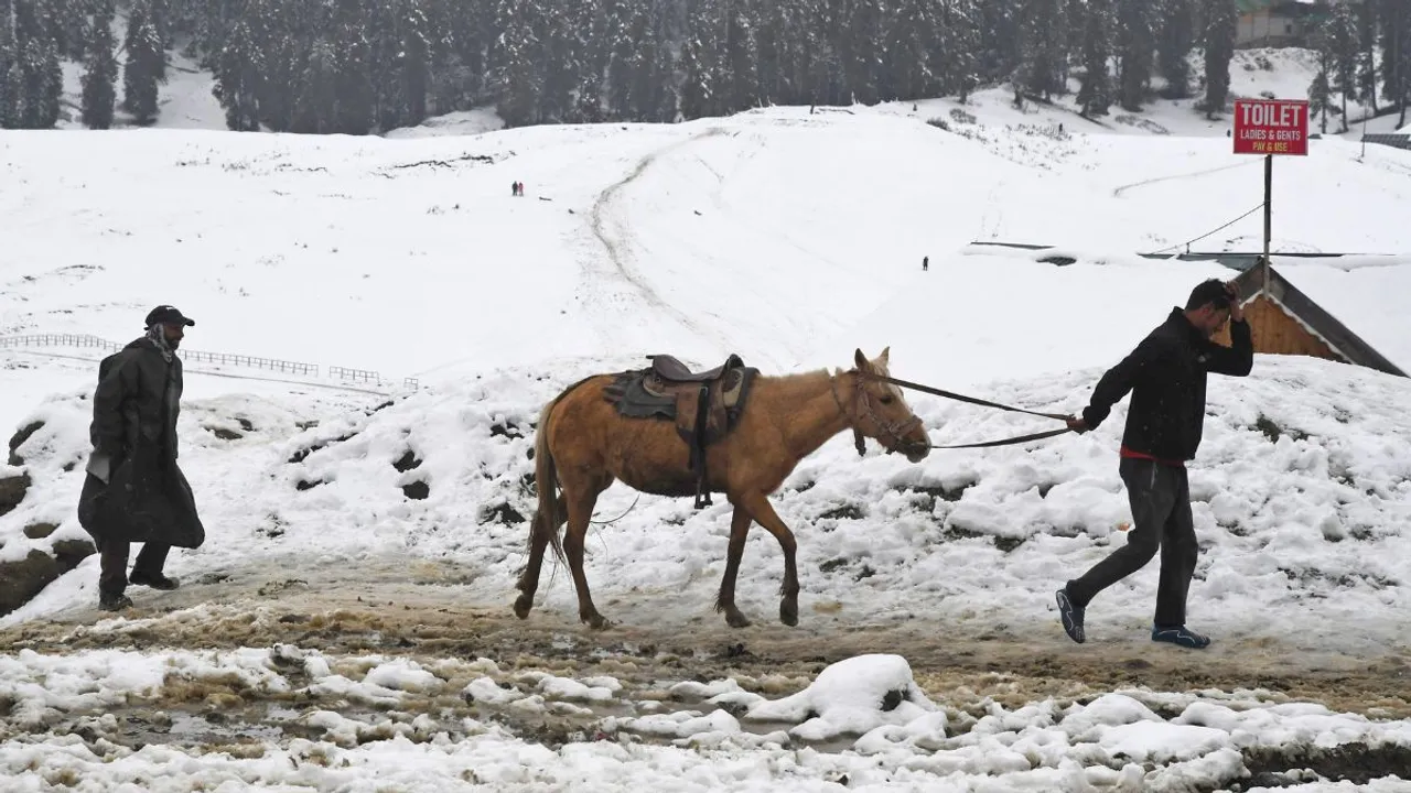 Mughal Road Gulmarg Sonmarg Snowfall Jammu and Kashmir