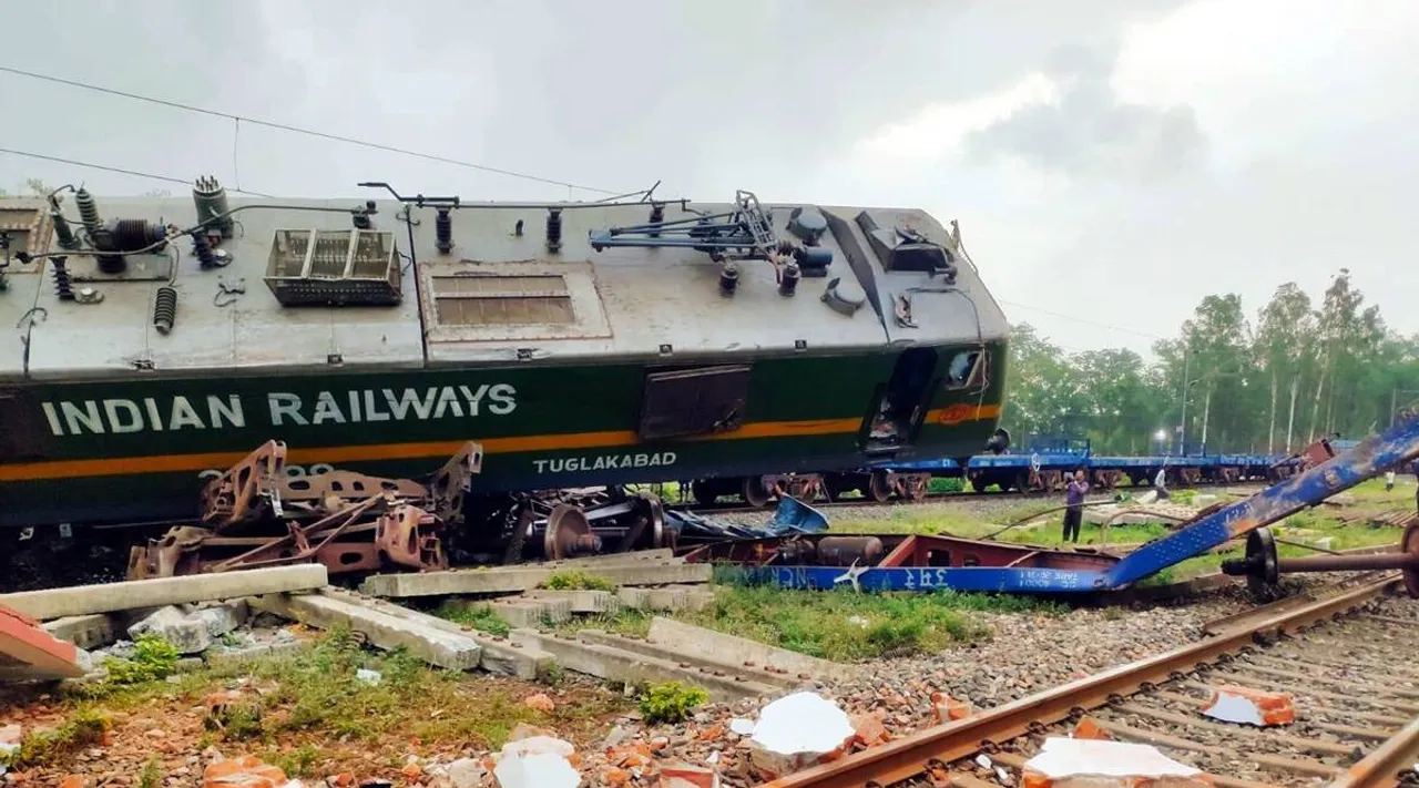 Bankura goods train crash: Railway association blames long work hours for loco pilot falling asleep