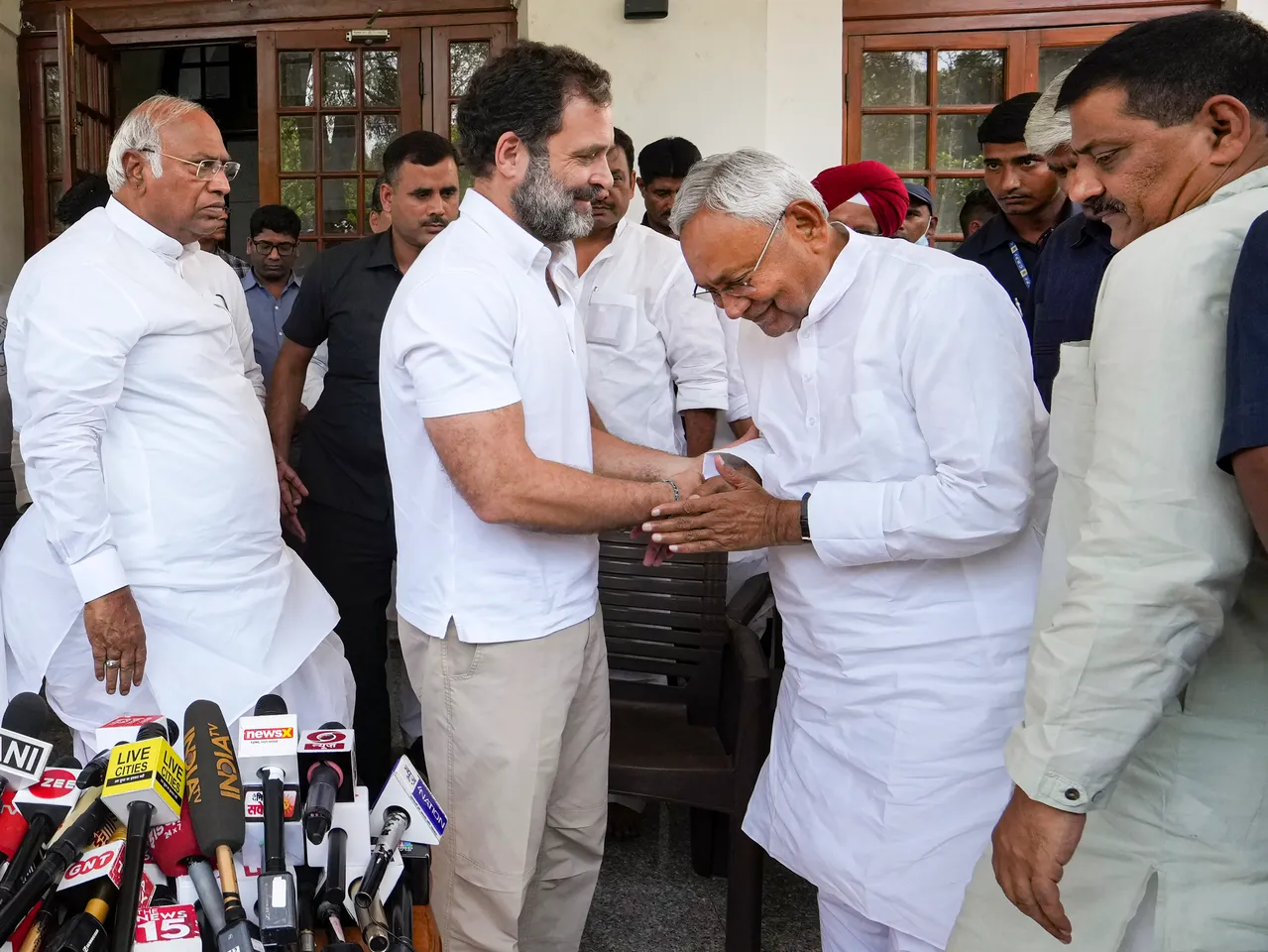 Nitish Kumar meets Rahul Gandhi