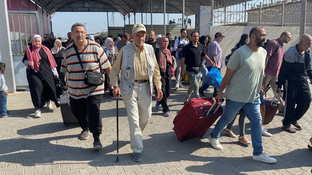 40 Filipinos flee war-ravaged Gaza Strip through Rafah crossing and arrive in Egypt