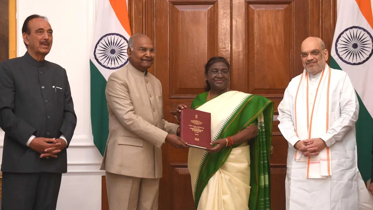 Ram Nath Kovind, Chairman of the High-Level Committee (HLC) on 'One Nation, One Election', presents the report to President Droupadi Murmu, in New Delhi