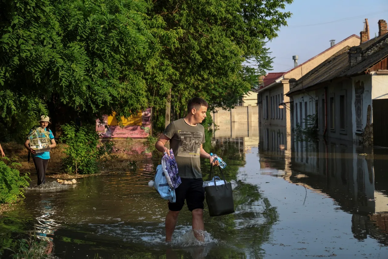 Kakhovka dam evacuation Russia Ukraine Kherson