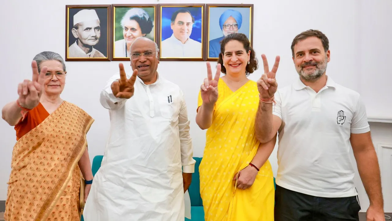 Congress President Mallikarjun Kharge and party leaders Sonia Gandhi, Rahul Gandhi and Priyanka Gandhi Vadra flashes victory sign