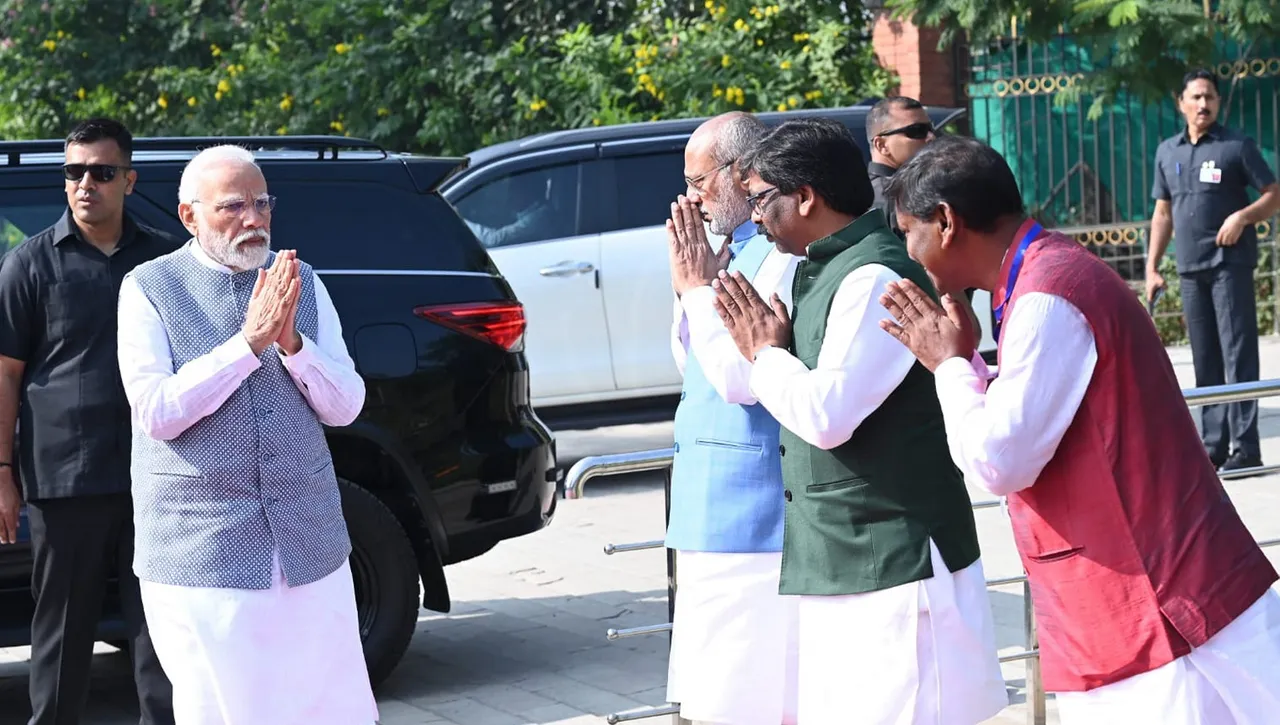  Prime Minister Narendra Modi being welcomed by Jharkhand Governor CP Radhakrishnan, Chief Minister Hemant Soren and Union Tribal Affairs Minister Arjun Munda