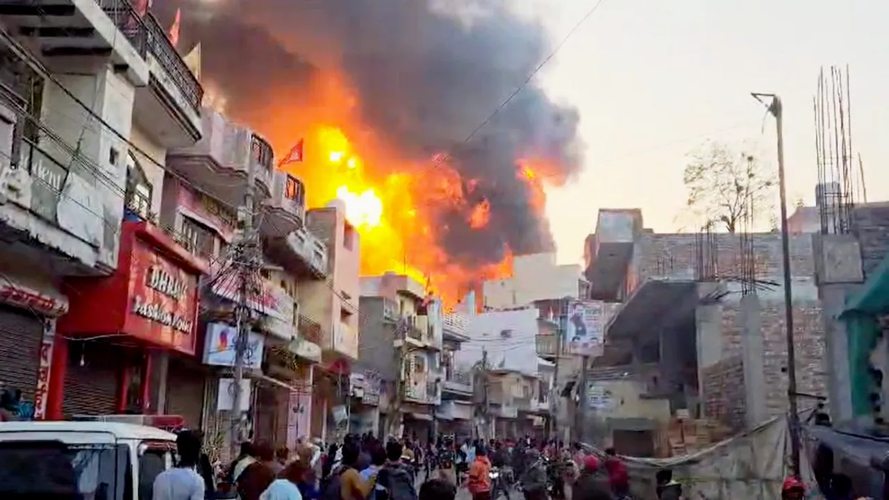 Delhi alipur factory fire