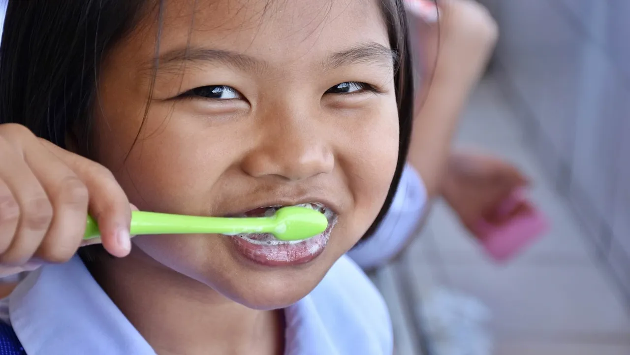 girl brushing teeth