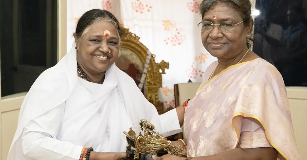 President Droupadi Murmu visits spiritual guru Mata Amritanandamayi