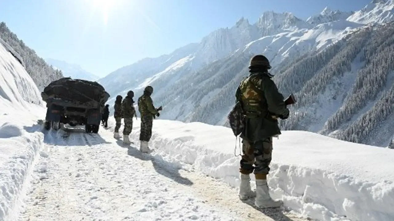Indian Army LoC Kashmir Jammu Snow