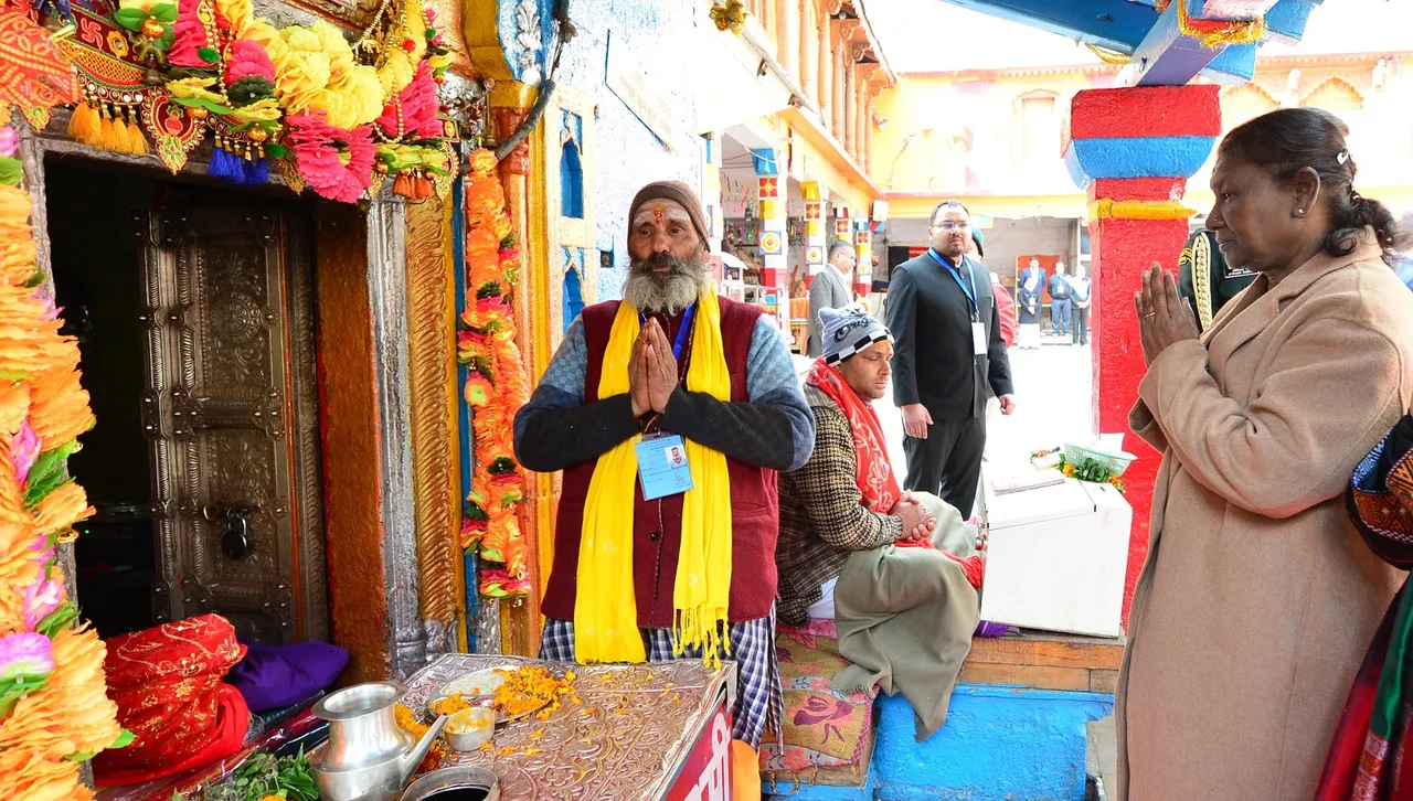 Droupadi Murmu Badrinath Temple.jpg